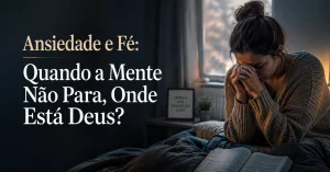 Pessoa em oração junto à janela iluminada à noite, em um quarto em silêncio, transmitindo a paz de Deus em meio a uma mente cansada e acelerada.
